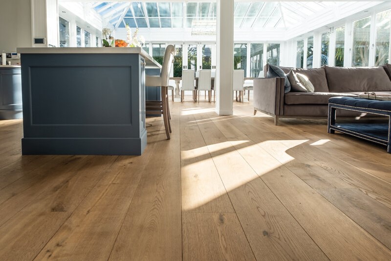 Polishing laminate floors